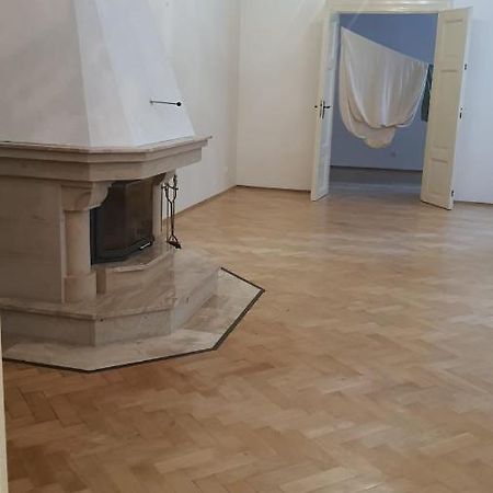 Private Room In Shared Luxurious Palace Like Apartment With 2 Bathrooms Including Whirlpool And Virtual Reality Praga Exterior foto