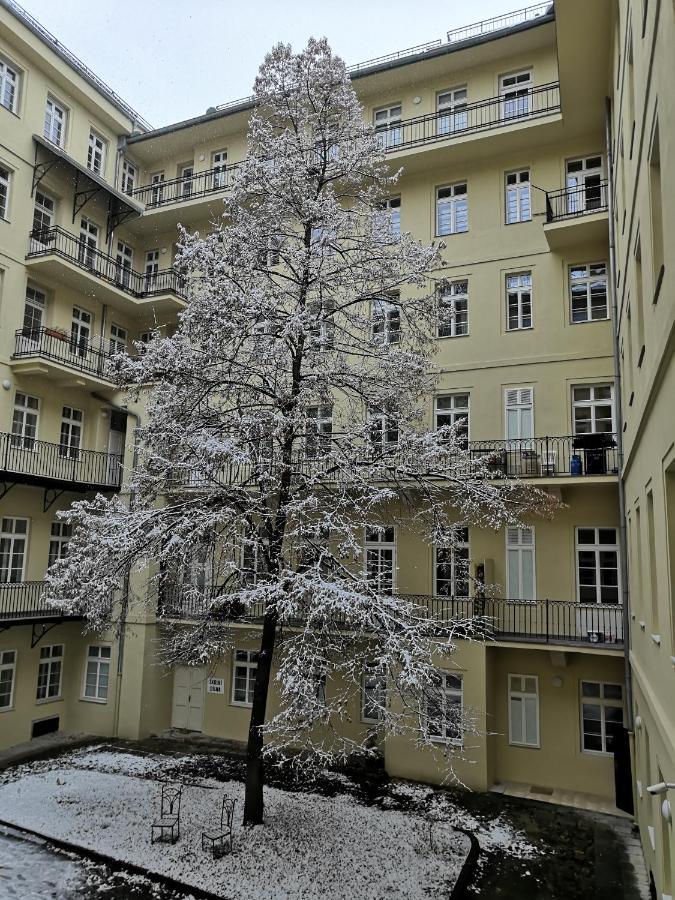 Private Room In Shared Luxurious Palace Like Apartment With 2 Bathrooms Including Whirlpool And Virtual Reality Praga Exterior foto