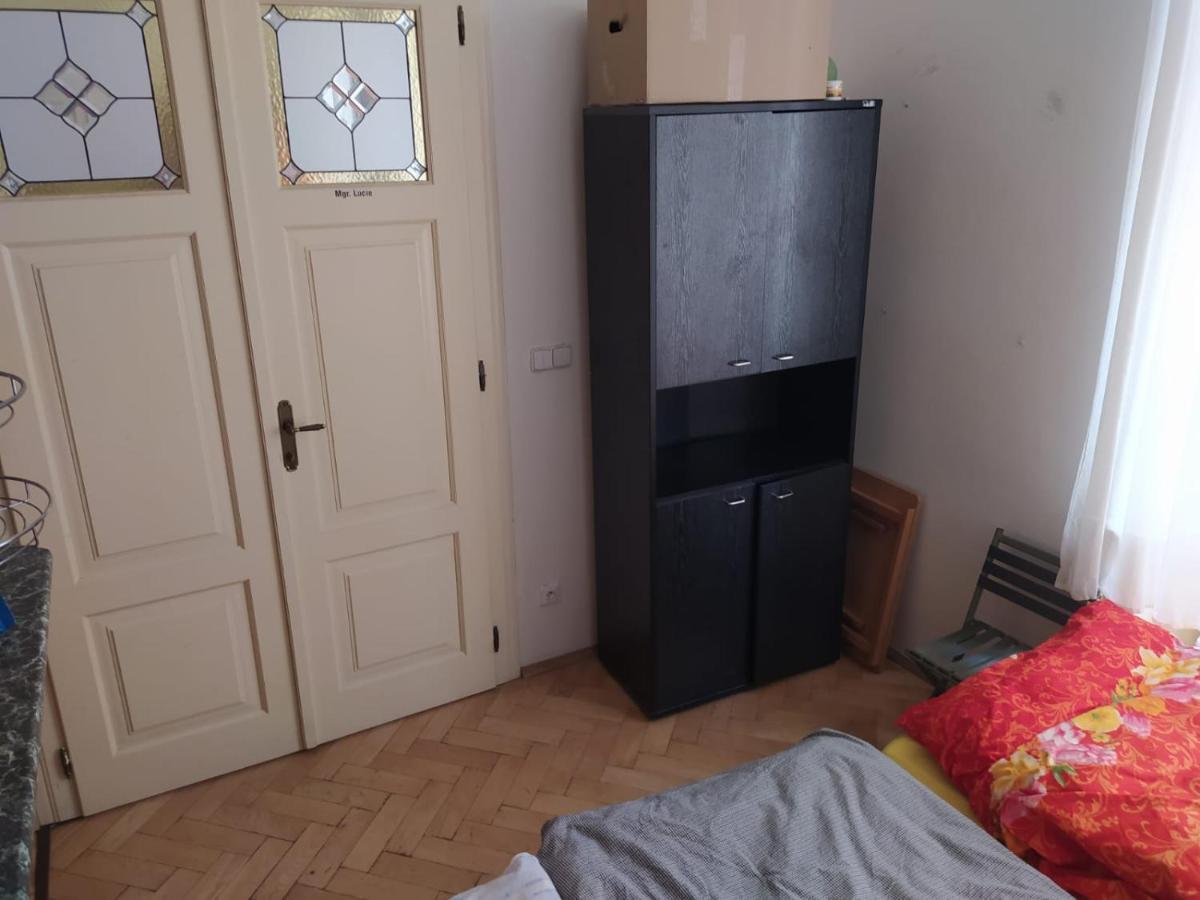 Private Room In Shared Luxurious Palace Like Apartment With 2 Bathrooms Including Whirlpool And Virtual Reality Praga Exterior foto