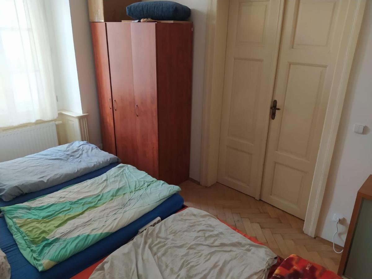Private Room In Shared Luxurious Palace Like Apartment With 2 Bathrooms Including Whirlpool And Virtual Reality Praga Exterior foto