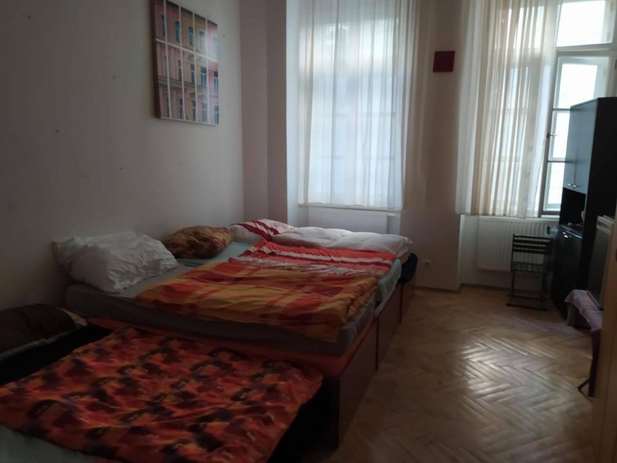 Private Room In Shared Luxurious Palace Like Apartment With 2 Bathrooms Including Whirlpool And Virtual Reality Praga Exterior foto